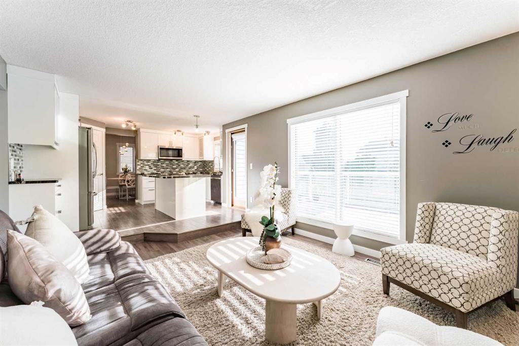 145 Hawkdale Circle Nw, Calgary, AB - Indoor Photo Showing Living Room