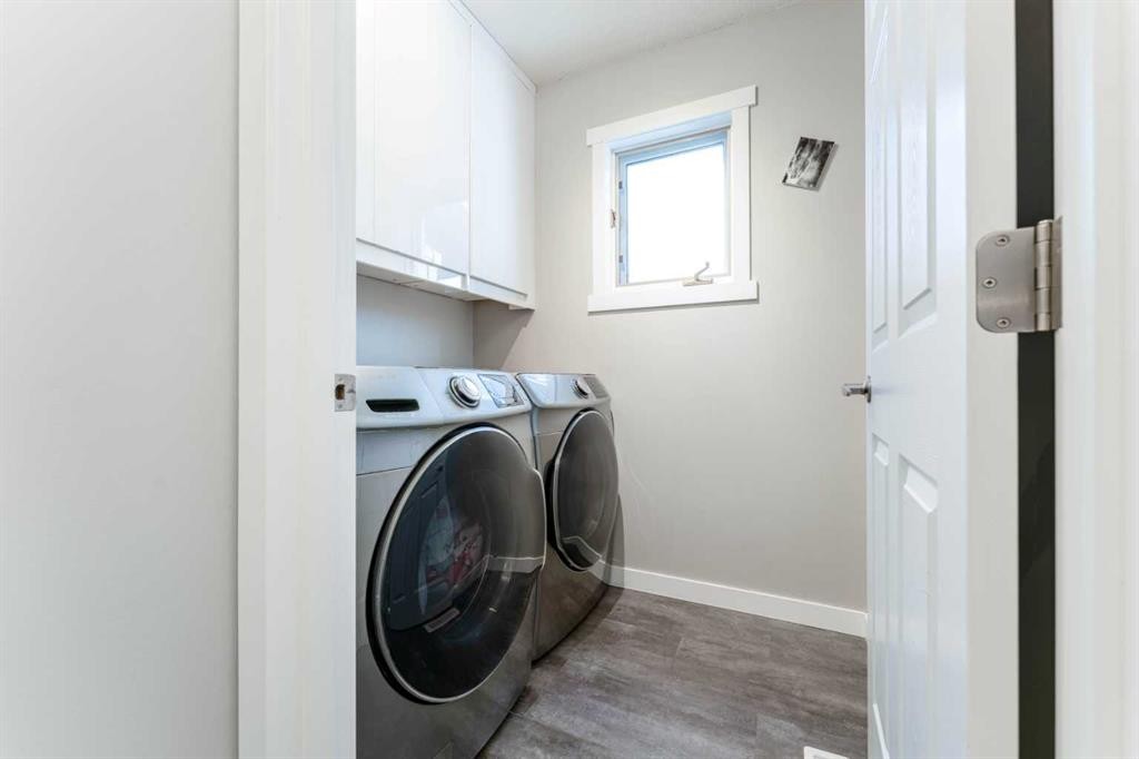 145 Hawkdale Circle Nw, Calgary, AB - Indoor Photo Showing Laundry Room