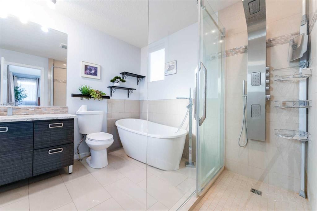 145 Hawkdale Circle Nw, Calgary, AB - Indoor Photo Showing Bathroom
