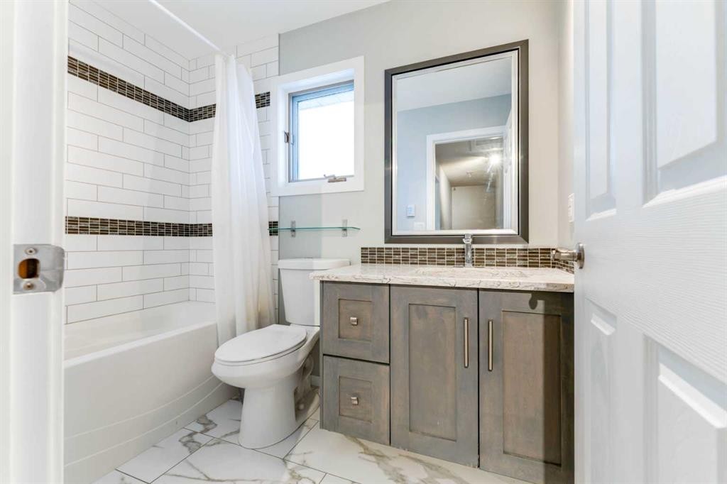 145 Hawkdale Circle Nw, Calgary, AB - Indoor Photo Showing Bathroom