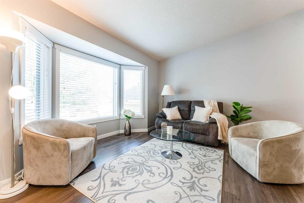 145 Hawkdale Circle Nw, Calgary, AB - Indoor Photo Showing Living Room