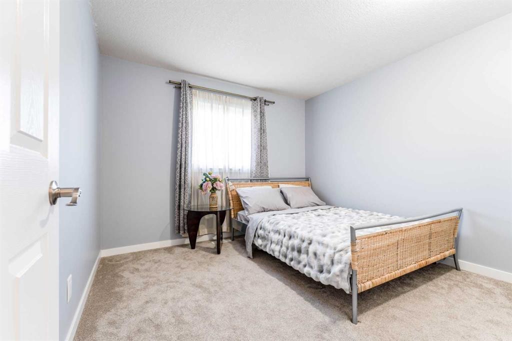 145 Hawkdale Circle Nw, Calgary, AB - Indoor Photo Showing Bedroom
