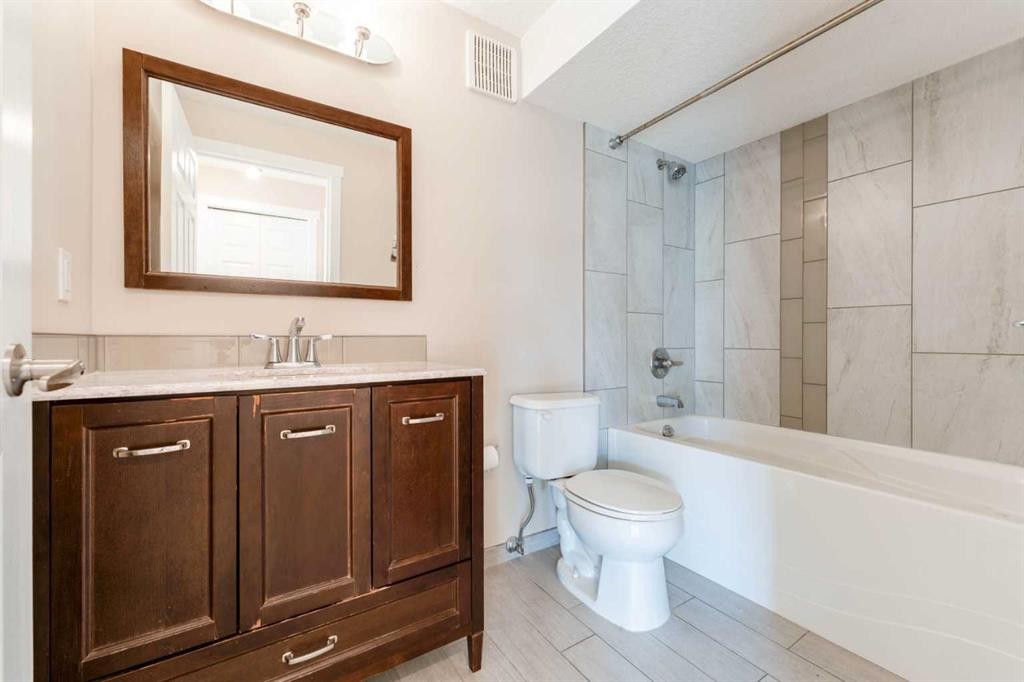 145 Hawkdale Circle Nw, Calgary, AB - Indoor Photo Showing Bathroom
