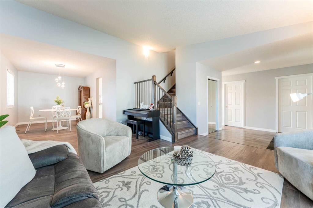 145 Hawkdale Circle Nw, Calgary, AB - Indoor Photo Showing Living Room