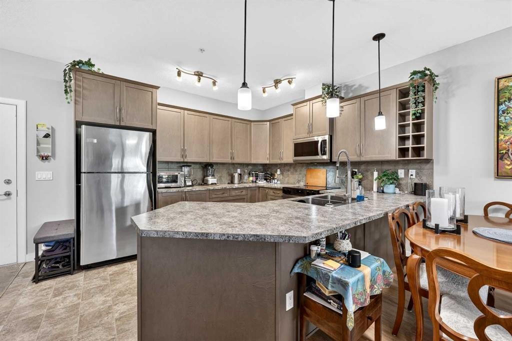 216-35 Aspenmont Heights Sw, Calgary, AB - Indoor Photo Showing Kitchen With Double Sink With Upgraded Kitchen