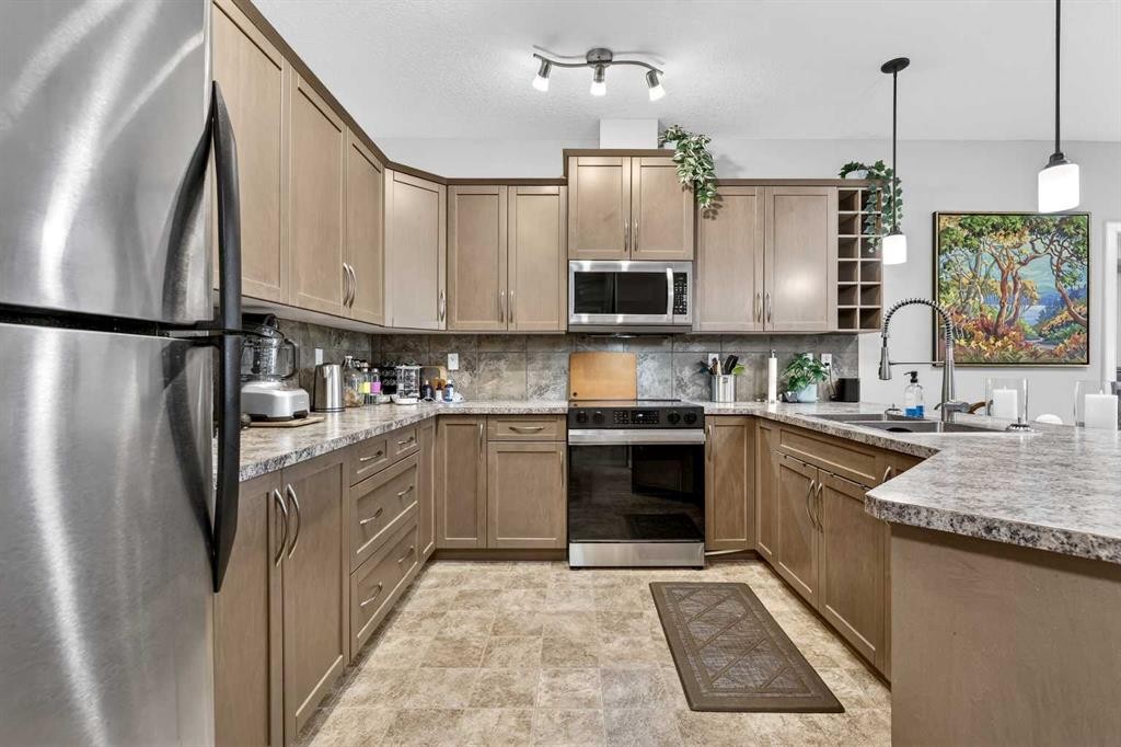 216-35 Aspenmont Heights Sw, Calgary, AB - Indoor Photo Showing Kitchen