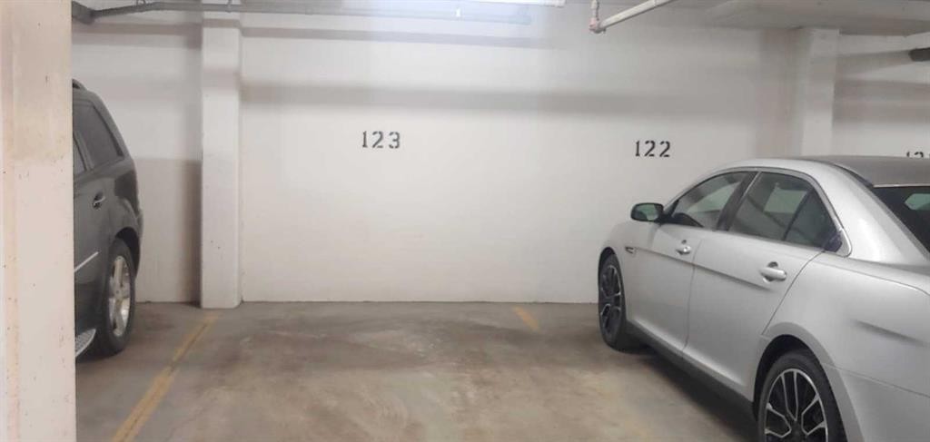 216-35 Aspenmont Heights Sw, Calgary, AB - Indoor Photo Showing Garage