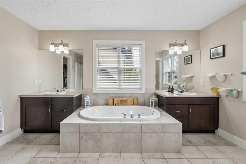 45 Mahogany Terrace Se, Calgary, AB - Indoor Photo Showing Bathroom