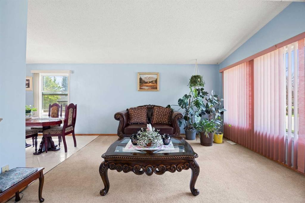 452 Manora Way Ne, Calgary, AB - Indoor Photo Showing Living Room
