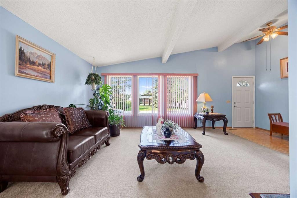 452 Manora Way Ne, Calgary, AB - Indoor Photo Showing Living Room