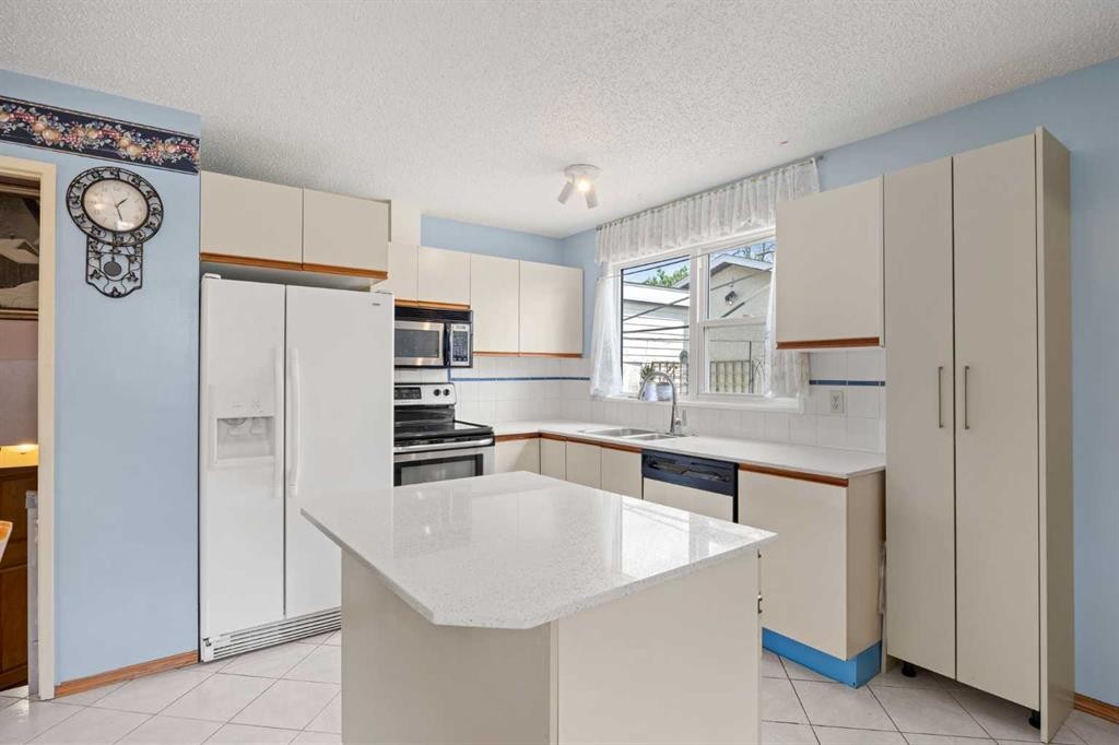 452 Manora Way Ne, Calgary, AB - Indoor Photo Showing Kitchen