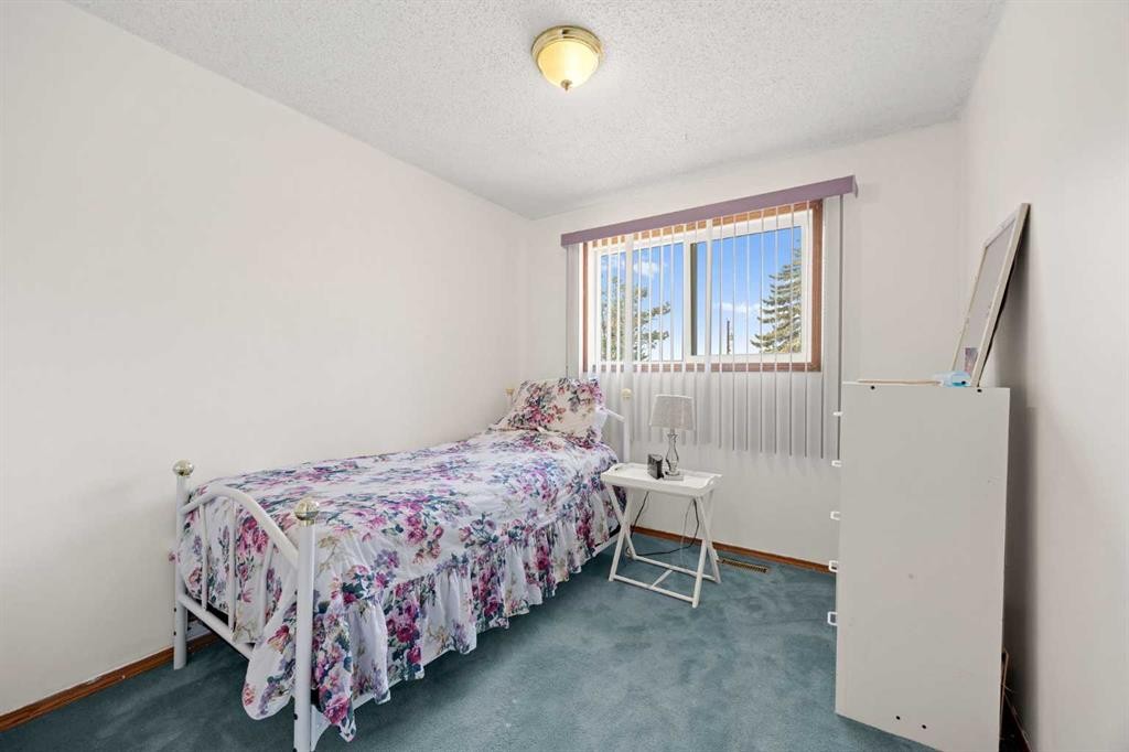 452 Manora Way Ne, Calgary, AB - Indoor Photo Showing Bedroom