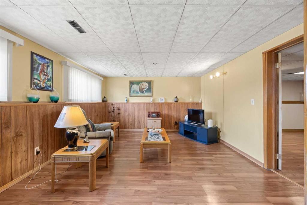 452 Manora Way Ne, Calgary, AB - Indoor Photo Showing Other Room