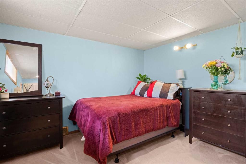 452 Manora Way Ne, Calgary, AB - Indoor Photo Showing Bedroom