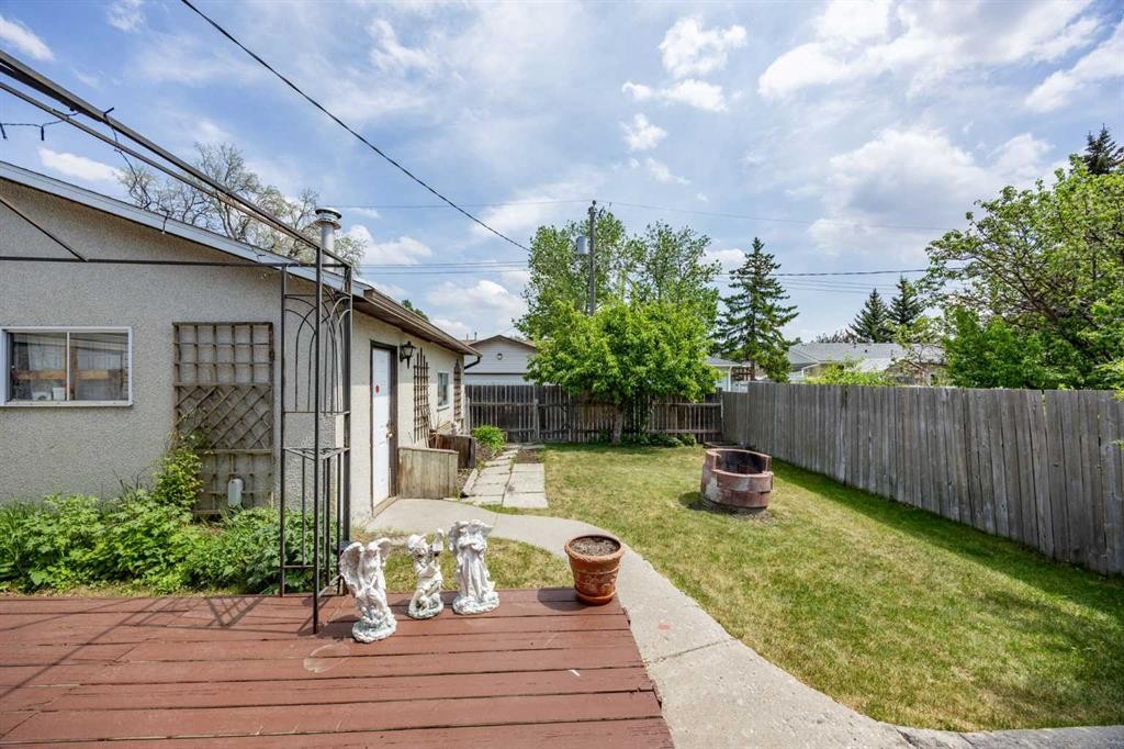 452 Manora Way Ne, Calgary, AB - Outdoor