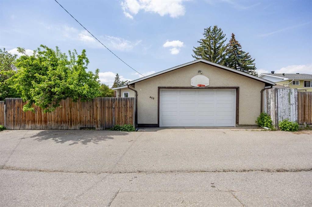 452 Manora Way Ne, Calgary, AB - Outdoor