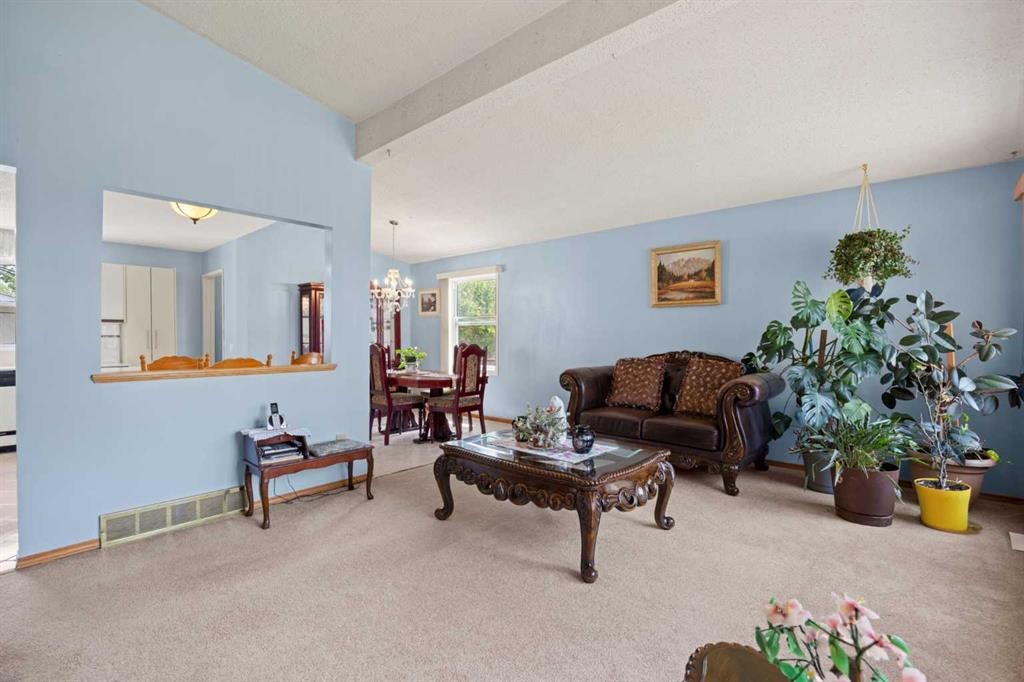 452 Manora Way Ne, Calgary, AB - Indoor Photo Showing Living Room