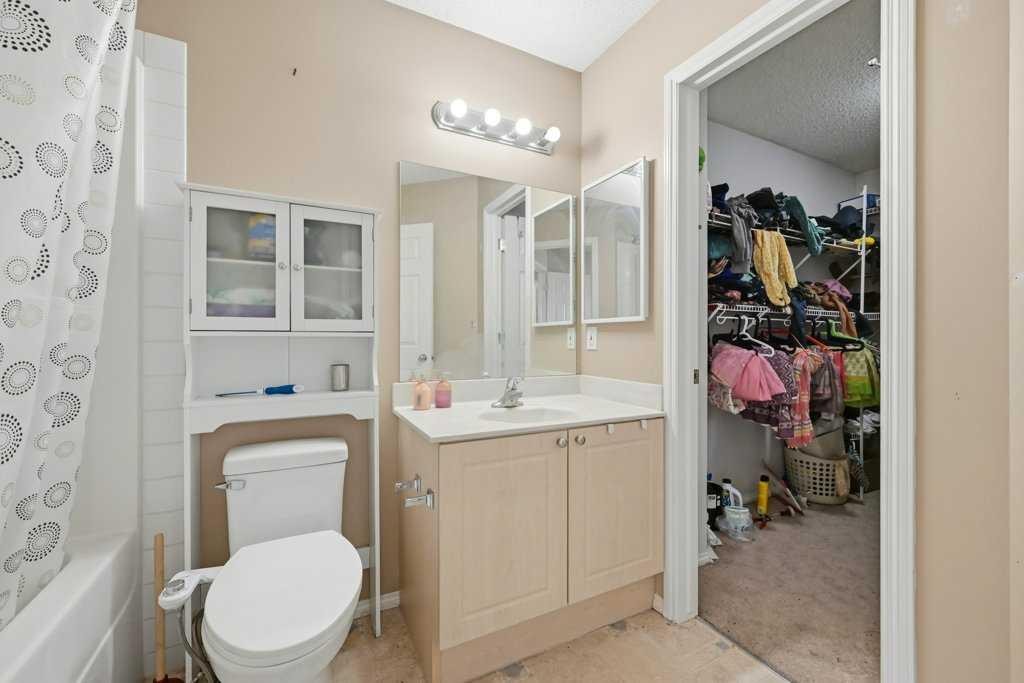 86 Saddlecrest Close Ne, Calgary, AB - Indoor Photo Showing Bathroom