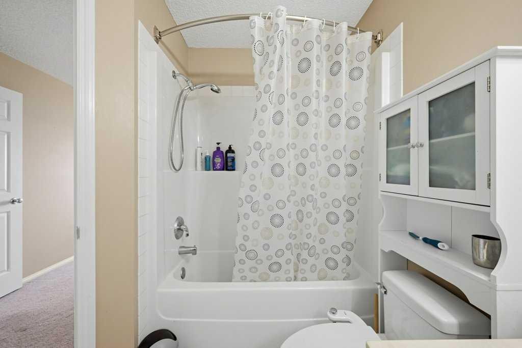 86 Saddlecrest Close Ne, Calgary, AB - Indoor Photo Showing Bathroom