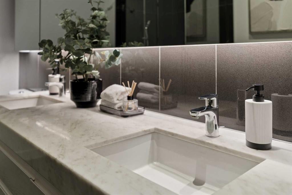 1808-310 12 Avenue Sw, Calgary, AB - Indoor Photo Showing Bathroom