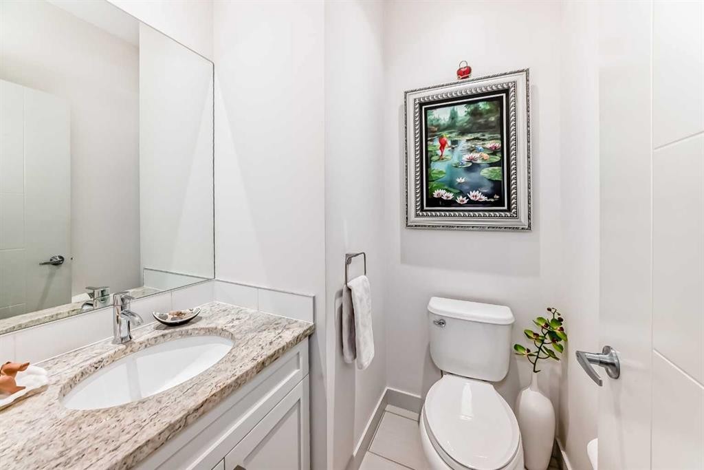 1048 Regal Crescent Ne, Calgary, AB - Indoor Photo Showing Bathroom