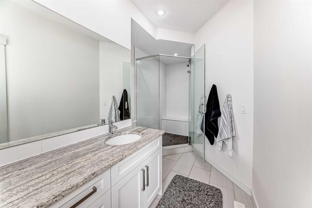 1048 Regal Crescent Ne, Calgary, AB - Indoor Photo Showing Bathroom
