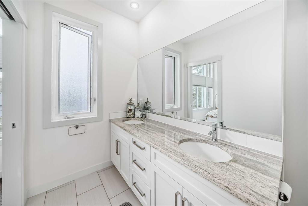 1048 Regal Crescent Ne, Calgary, AB - Indoor Photo Showing Bathroom