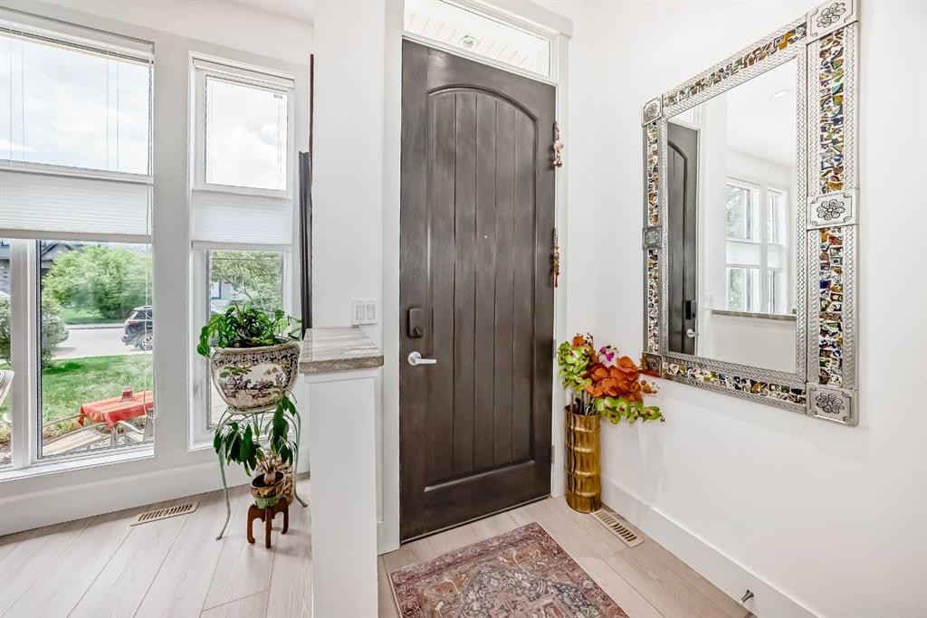 1048 Regal Crescent Ne, Calgary, AB - Indoor Photo Showing Other Room
