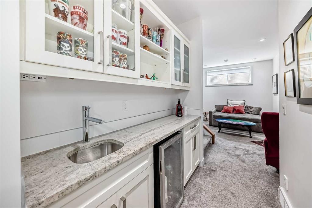 1048 Regal Crescent Ne, Calgary, AB - Indoor Photo Showing Kitchen