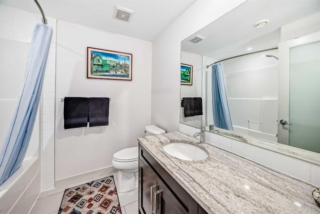 1048 Regal Crescent Ne, Calgary, AB - Indoor Photo Showing Bathroom
