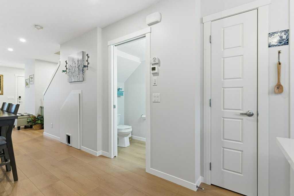 410-338 Seton Circle Se, Calgary, AB - Indoor Photo Showing Other Room