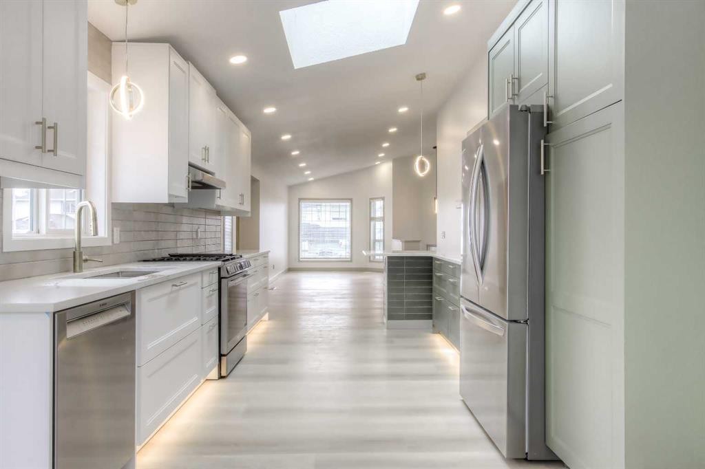 81 Coventry Circle Ne, Calgary, AB - Indoor Photo Showing Kitchen With Upgraded Kitchen