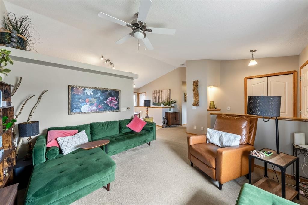 1721 Strathcona Place, Strathmore, AB - Indoor Photo Showing Living Room