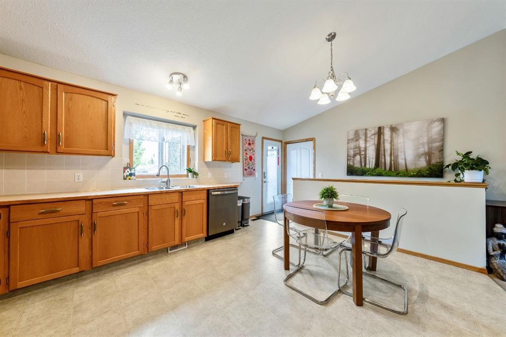 1721 Strathcona Place, Strathmore, AB - Indoor Photo Showing Kitchen With Double Sink