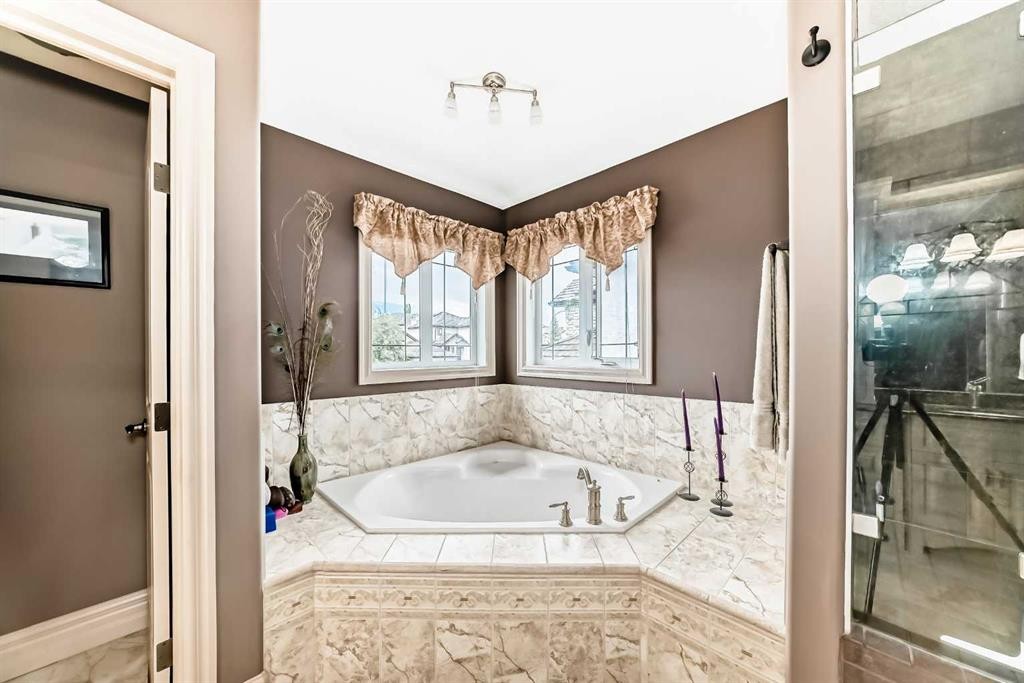 18 Royal Ridge Link Nw, Calgary, AB
