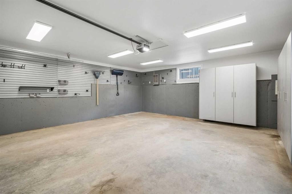 7224 Farrell Road Se, Calgary, AB - Indoor Photo Showing Garage