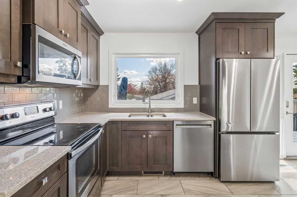 7224 Farrell Road Se, Calgary, AB - Indoor Photo Showing Kitchen With Stainless Steel Kitchen
