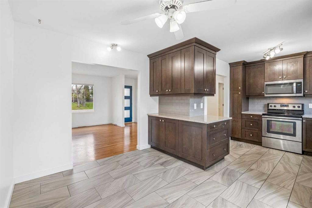 7224 Farrell Road Se, Calgary, AB - Indoor Photo Showing Kitchen