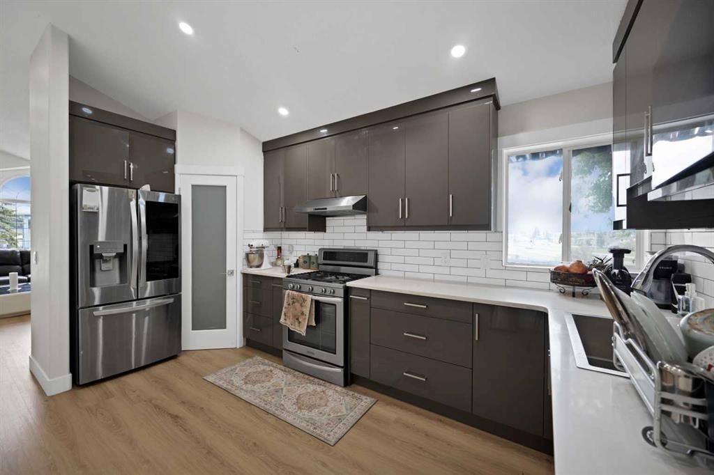 100 San Diego Green Ne, Calgary, AB - Indoor Photo Showing Kitchen With Stainless Steel Kitchen