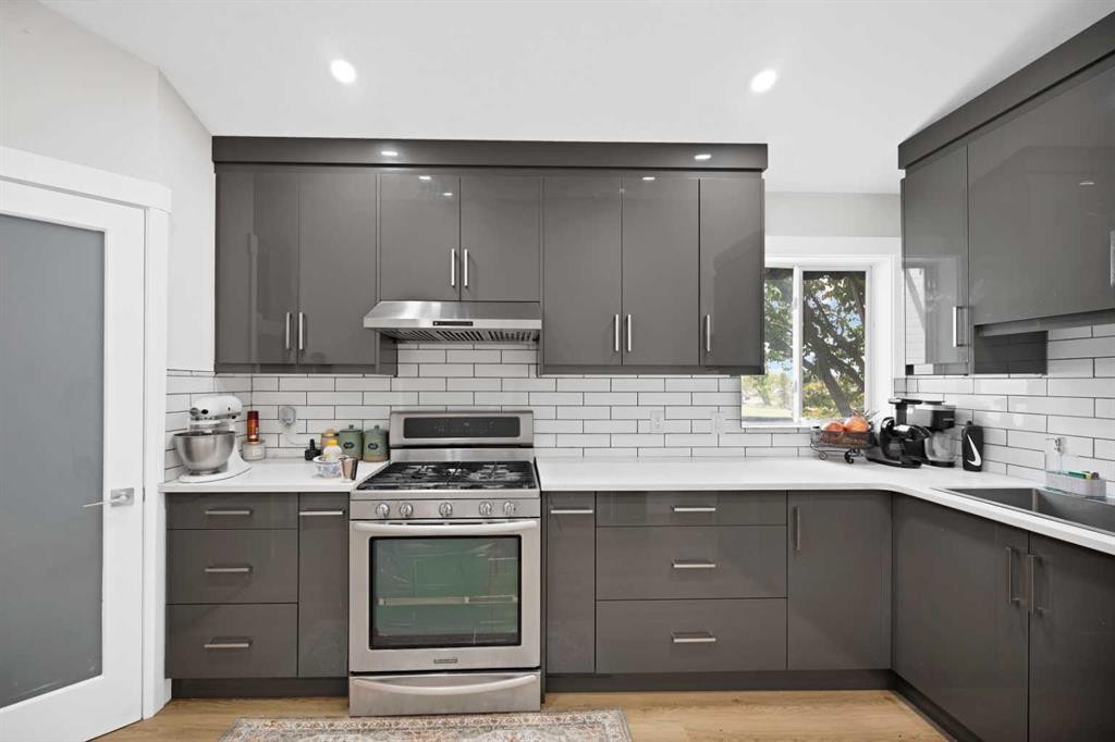 100 San Diego Green Ne, Calgary, AB - Indoor Photo Showing Kitchen With Upgraded Kitchen