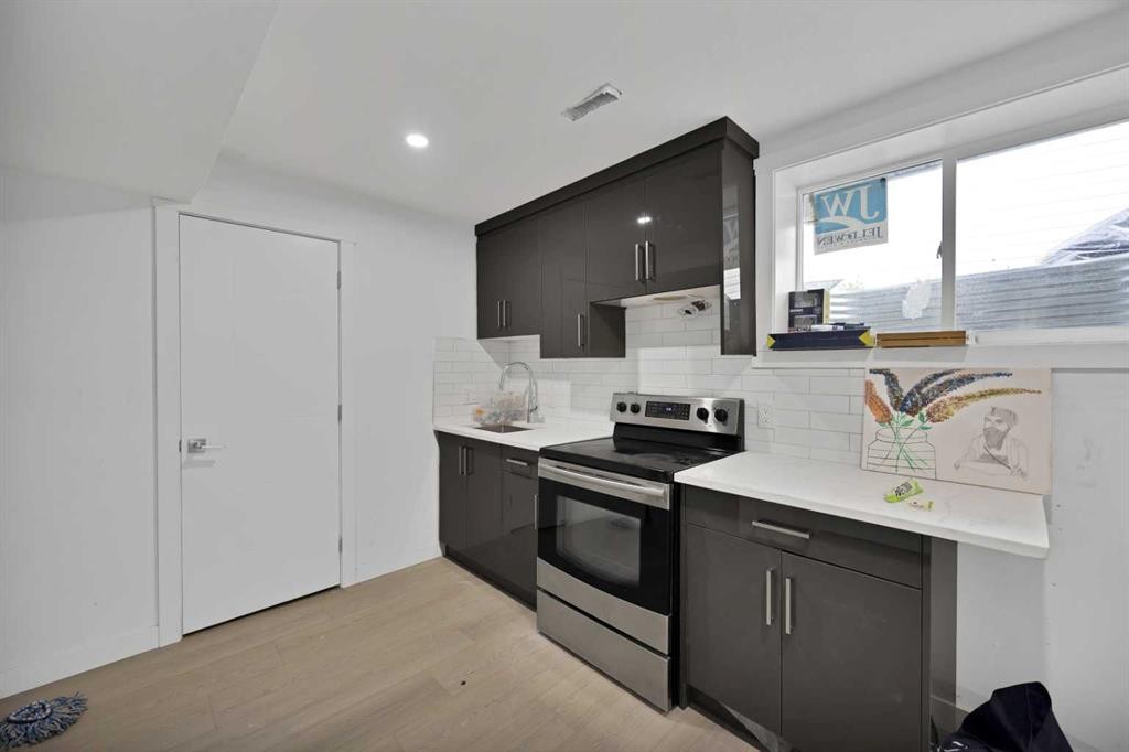 100 San Diego Green Ne, Calgary, AB - Indoor Photo Showing Kitchen With Stainless Steel Kitchen