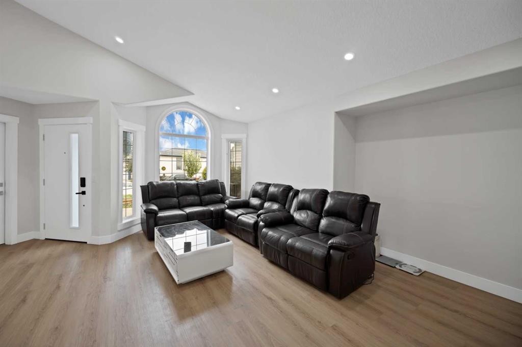 100 San Diego Green Ne, Calgary, AB - Indoor Photo Showing Living Room