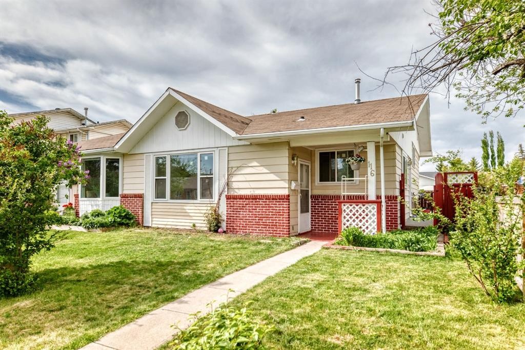 116 Pineson Place Ne, Calgary, AB - Outdoor
