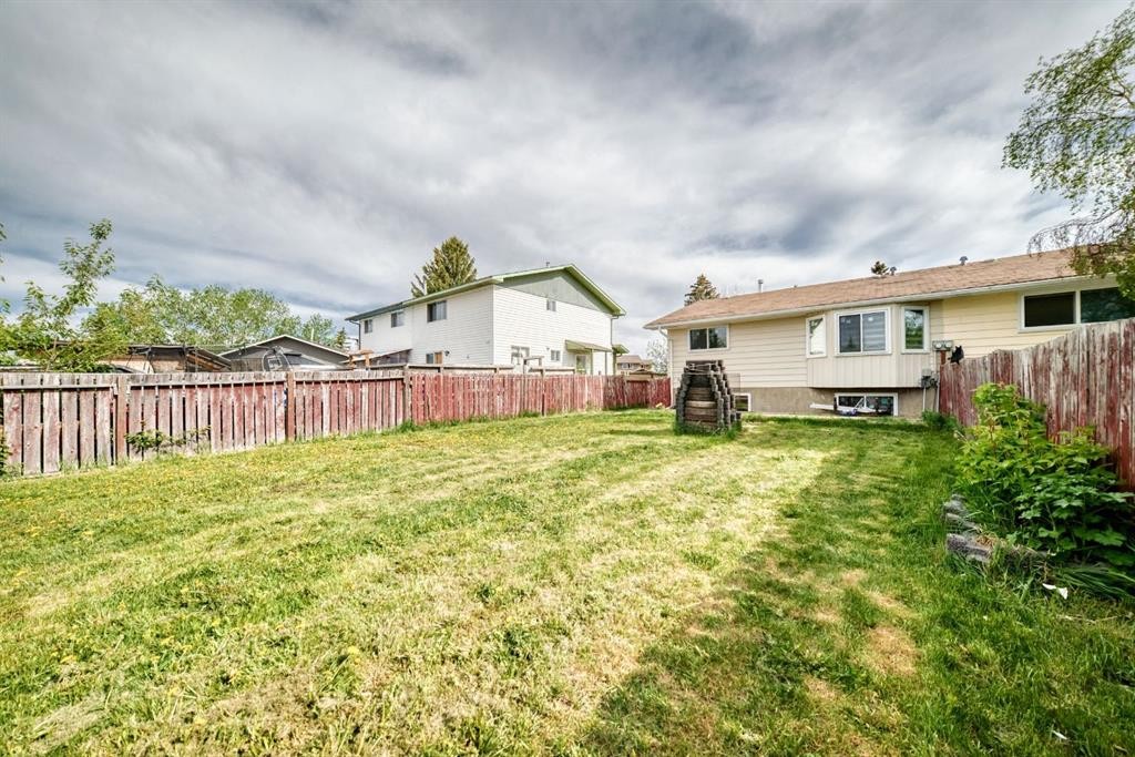 116 Pineson Place Ne, Calgary, AB - Outdoor