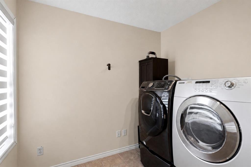 212 Willowmere Close, Chestermere, AB - Indoor Photo Showing Laundry Room