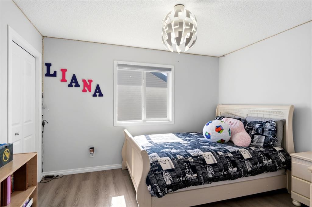 212 Willowmere Close, Chestermere, AB - Indoor Photo Showing Bedroom