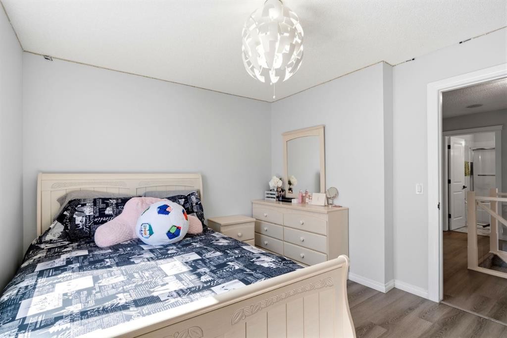 212 Willowmere Close, Chestermere, AB - Indoor Photo Showing Bedroom