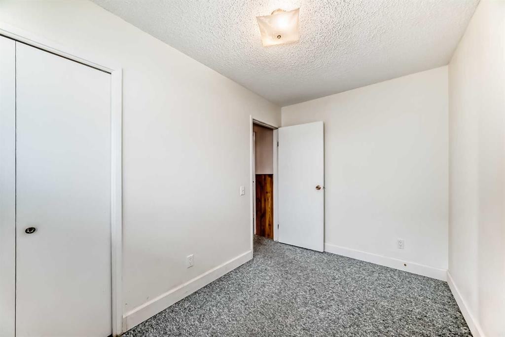 703 58 Street Se, Calgary, AB - Indoor Photo Showing Other Room