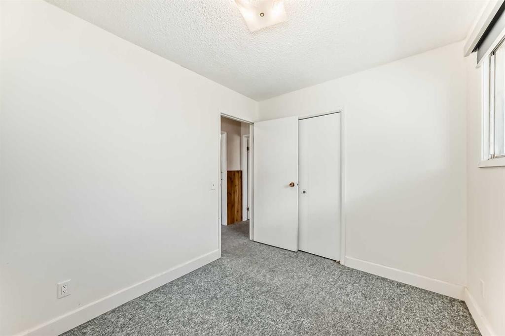 703 58 Street Se, Calgary, AB - Indoor Photo Showing Other Room