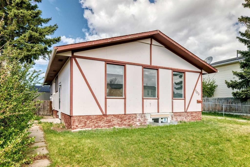 703 58 Street Se, Calgary, AB - Outdoor